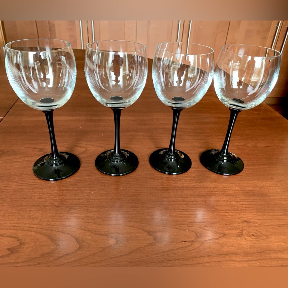 Vintage set of 4 Luminarc wine glasses with onyx black stem France